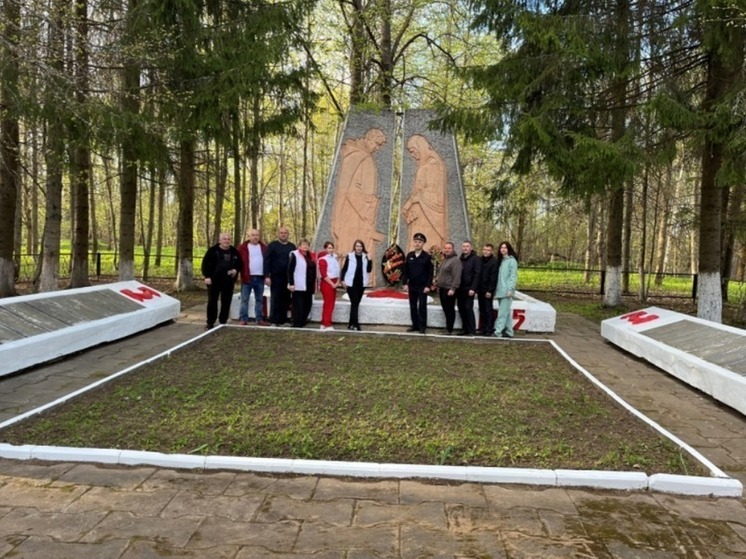 В Смоленской области сотрудники полиции благоустроили территорию памятника, посвященного павшим в годы ВОВ