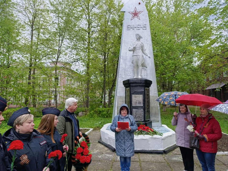Вязниковские полицейские возложили цветы к памятнику летчикам