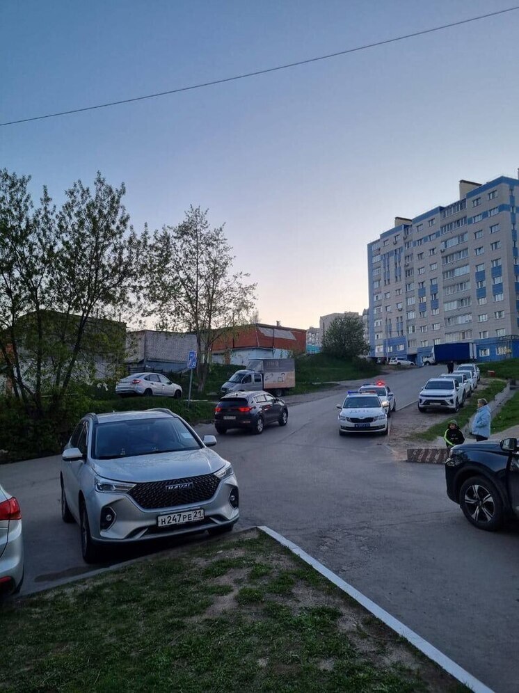 В Чебоксарах второклассник на самокате попал под колёса автомобиля