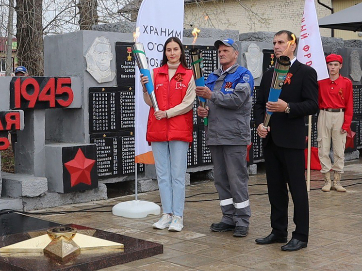 В Александровском саду, у стен Кремля Народный фронт организовал торжественную церемонию передачи частиц Вечного огня от Могилы Неизвестного Солдата, которые отправились в 54 региона России и 21 страну Европы, Азии и Африки