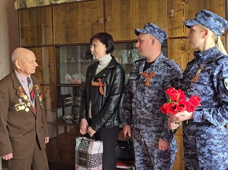 Псковские росгвардейцы поздравили ветеранов с наступающим Днем Победы