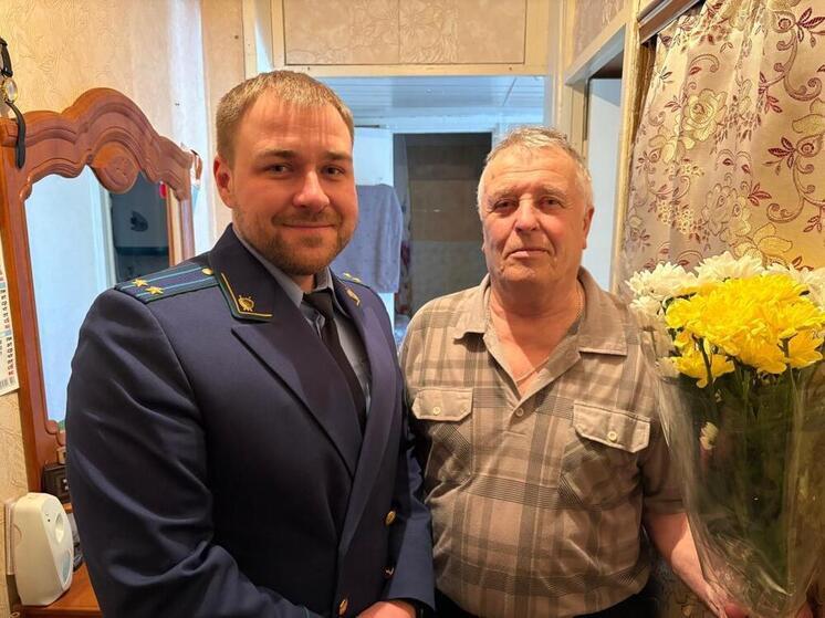 Сотрудники прокуратуры Мурманской области поздравили  «детей войны»
