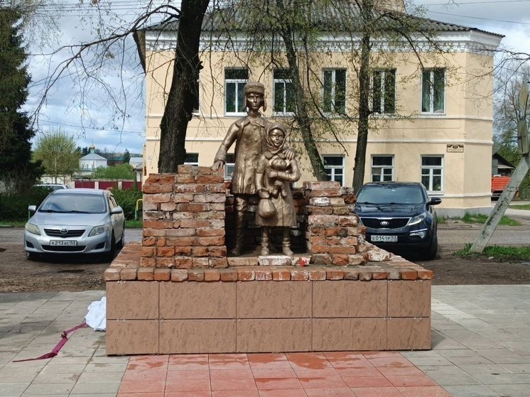 В Боровичах открыли памятник детям войны