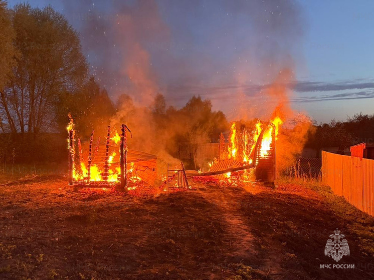 Сильный пожар полыхал ночью в Ферзиковском районе