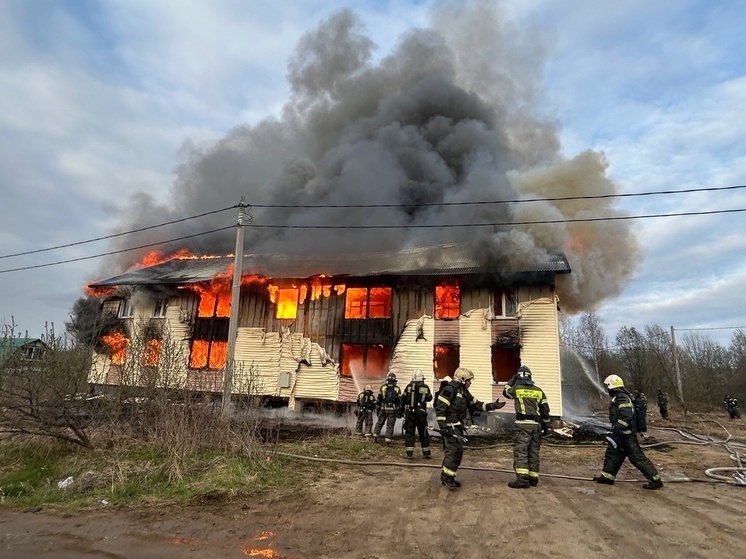 Недостроенный дом тушили 32 огнеборца в Вологде