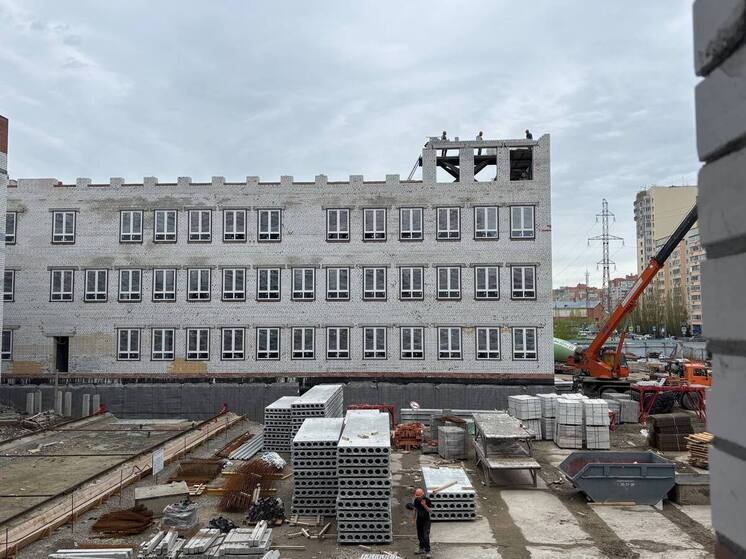 В Тюменской области строители возводят тринадцать школ
