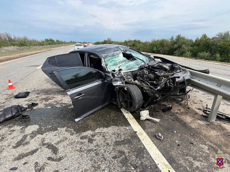 В Волгоградской области столкнулись грузовик и легковушка