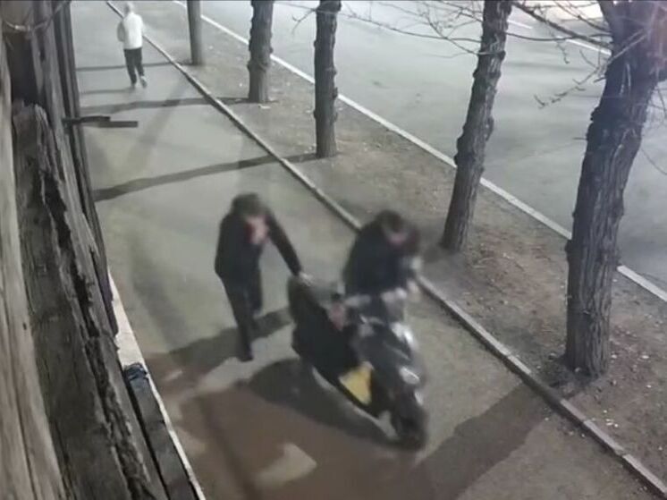 Курьеры из Читы задержаны за кражу скутера из подъезда заказчика