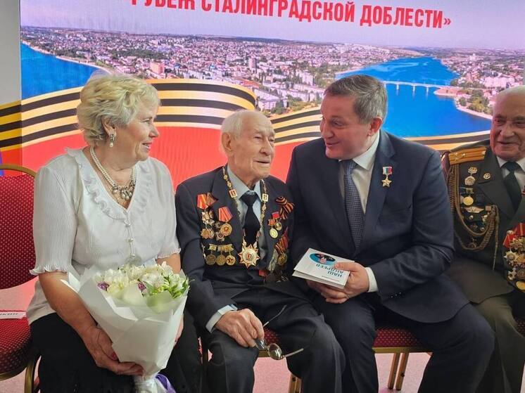 Андрей Бочаров поздравил 101-летнего камышанина с присвоением почетного звания