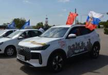 Патриотический автопробег «Огненные версты Победы», посвященный героям Великой Отечественной войны, посетил Острогожский район утром 6 мая. Колонна автомобилей прибыла сюда из соседнего Россошанского района. Первым пунктом остановки стала мемориальная зона «Дулаг-191», где в прошлом году перезахоронены останки более 700 советских солдат и гражданских лиц, погибших в нацистских тюрьмах и лагерях.