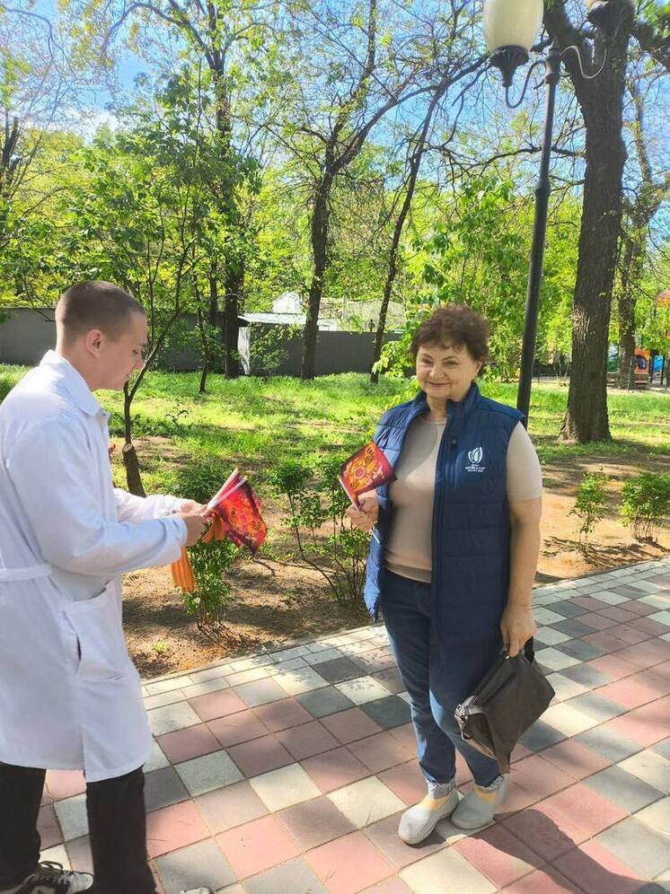 В Мелитополе студенты-медики раздали георгиевские ленточки прохожим