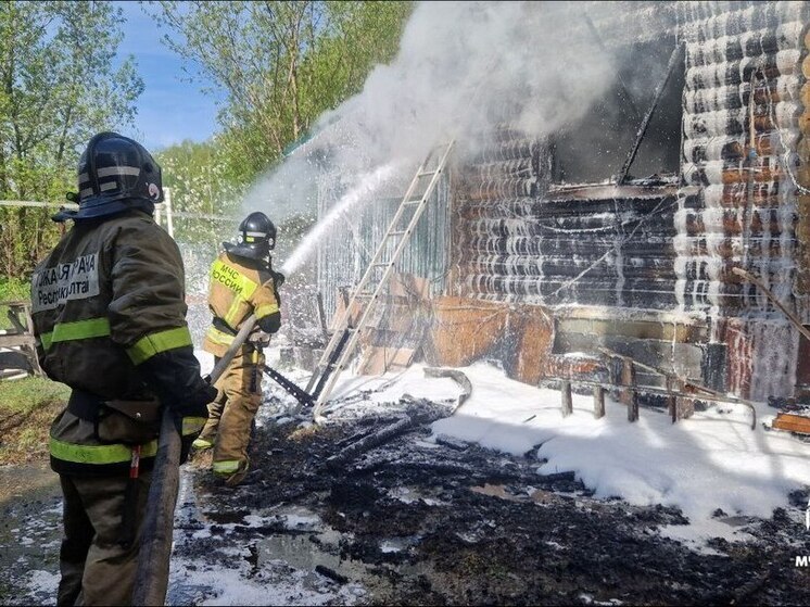 На Алтае огонь охватил 400 «квадратов» жилого дома, один человек пострадал