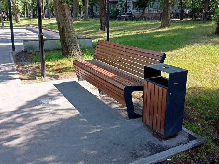 Во Фрунзенском районе Саратова поставят новые скамейки и урны