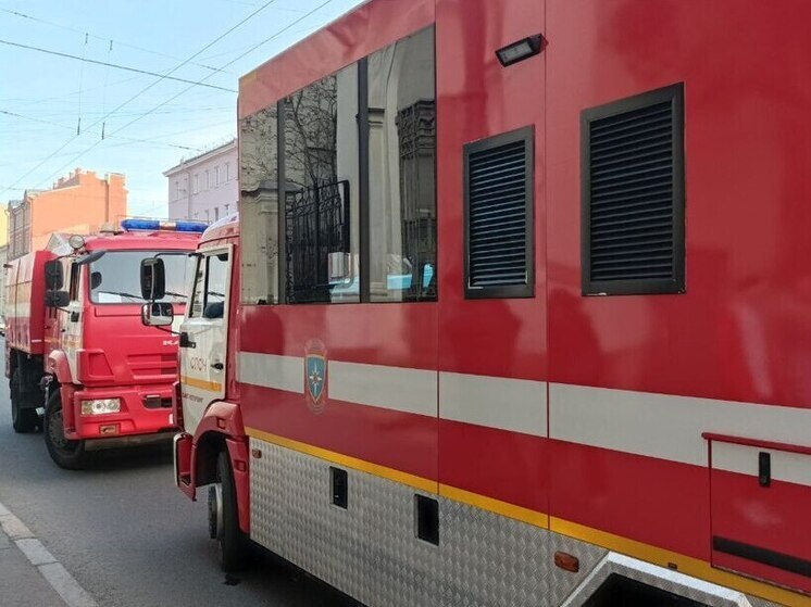Вспыхнувший в Петербурге электросамокат отправил троих в больницу