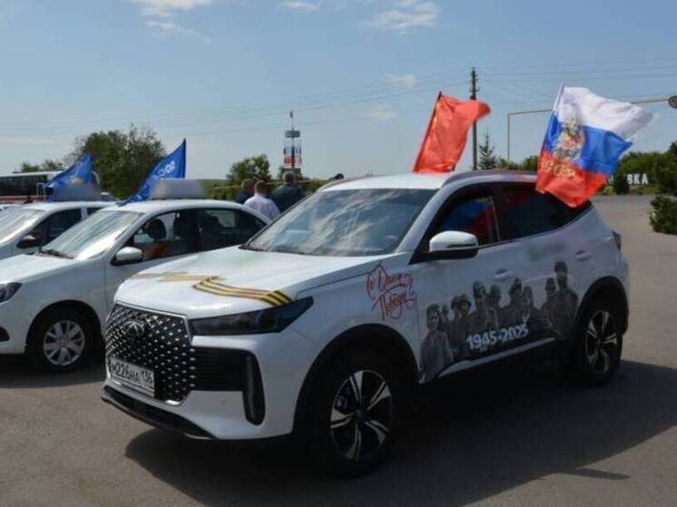 Патриотический автопробег «Огненные версты Победы», посвященный героям Великой Отечественной войны, посетил Острогожский район утром 6 мая. Колонна автомобилей прибыла сюда из соседнего Россошанского района. Первым пунктом остановки стала мемориальная зона «Дулаг-191», где в прошлом году перезахоронены останки более 700 советских солдат и гражданских лиц, погибших в нацистских тюрьмах и лагерях.