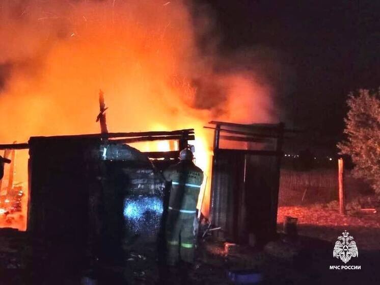 В Старооскольском округе горящий сарай тушили 9 пожарных