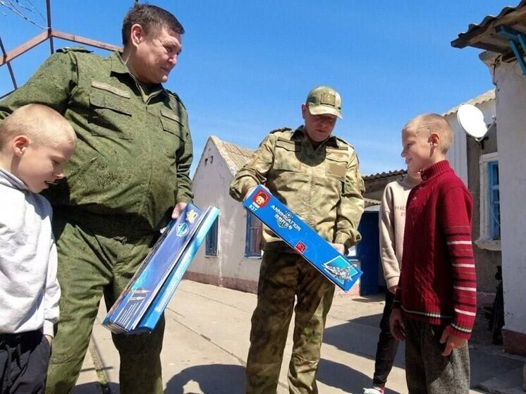 Офицеры херсонского СК навестили семью мальчика, спасшего близких при пожаре