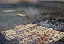 Легкий шашлык – идеальный выбор для тех, кто заботится о своем здоровье. В первую очередь желудок скажет «спасибо» за диетическое мясо птицы на гриле или нежирную говядину. Такие сорта помогают поддерживать оптимальный уровень pH в желудке, предотвращая развитие гастрита. Анна Киричек, бренд-менеджер ТМ «Пиканта», поделилась вариантом приготовления легкого шашлыка. 