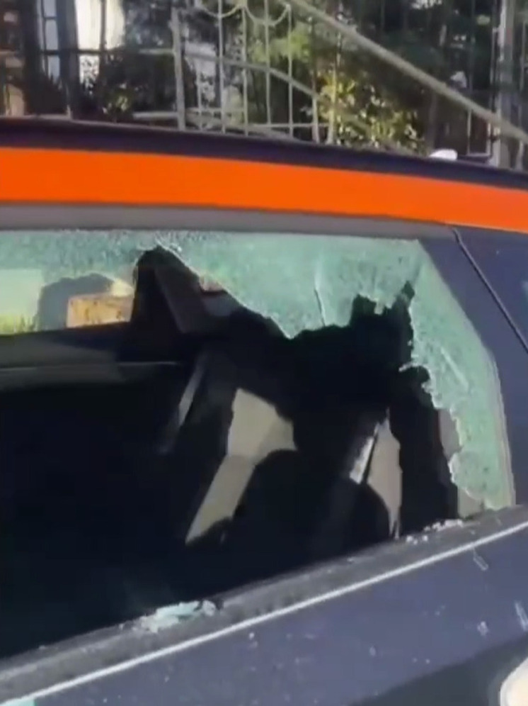 Приезжий из Чувашии разбил палкой окна машин в Сочи