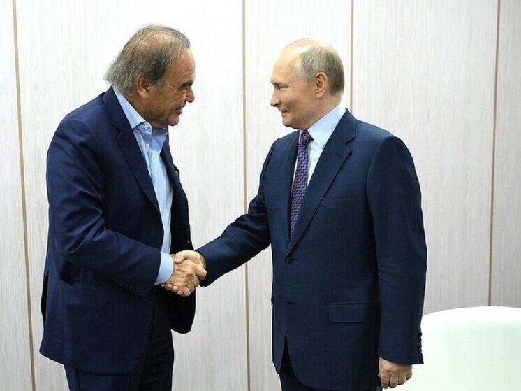 Режиссер Оливер Стоун планирует посетить парад Победы в Москве