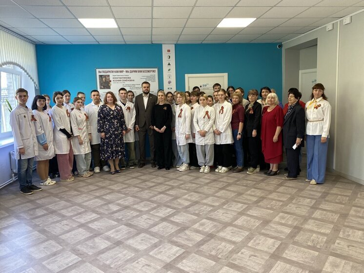 В Смоленском базовом медицинском колледже установили стенд Герою Советского Союза Ксении Семеновне Константиновой