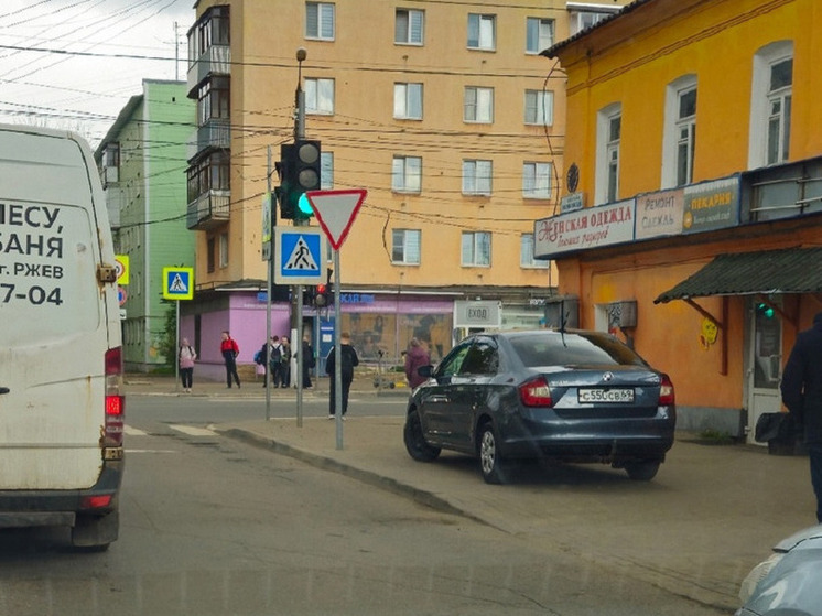 В Твери водитель припарковал иномарку на тротуаре