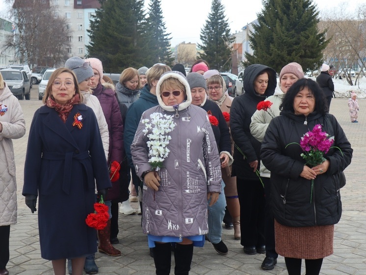 Библиотекари НАО возложили цветы к Вечному огню