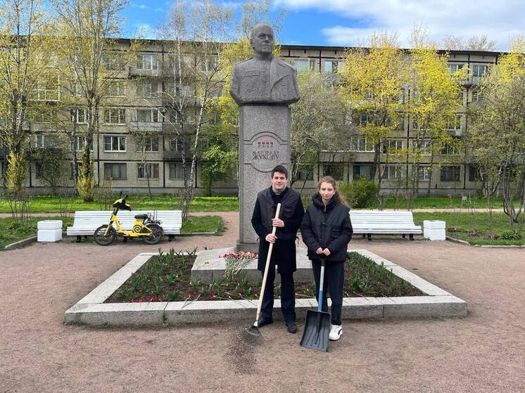 Следователи Петербурга привели в порядок памятник Маршалу Жукову к 9 Мая