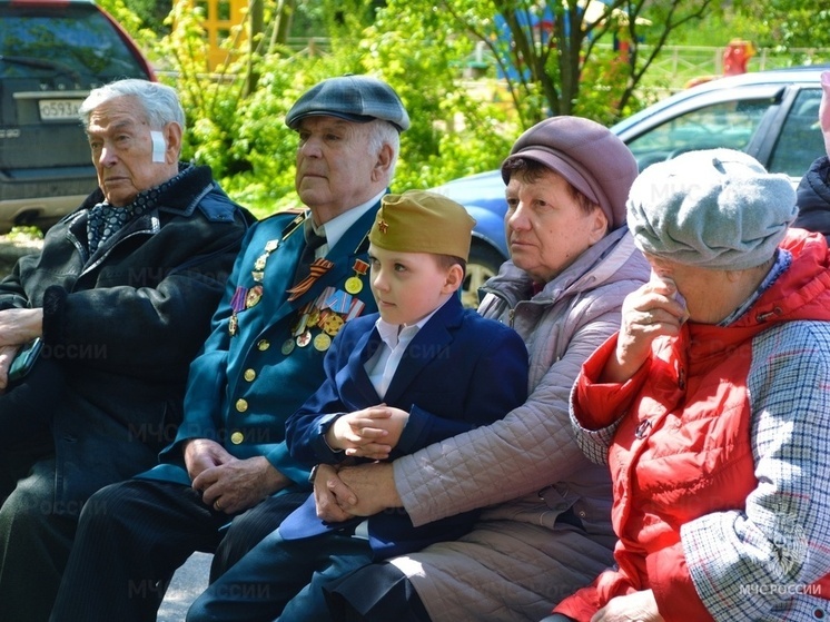В Тверской области сотрудники МЧС спели военные песни под окнами квартир ветеранов