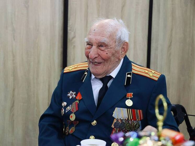 Александр Дронов поздравил с Днем Победы 99-летнего Василия Крестьянинова