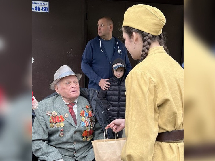 Студенты кузнецкого колледжа подарили ветерану Николаю Орлову концерт ко Дню Победы