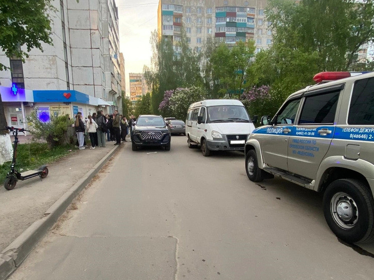 Во Мценске подросток на электросамокате столкнулся с автомобилем