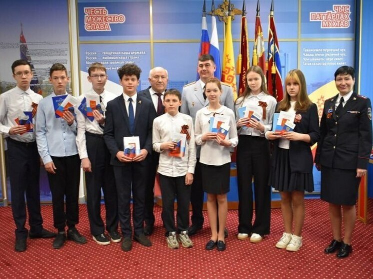 14-летним жителям Чувашии торжественно вручили паспорта