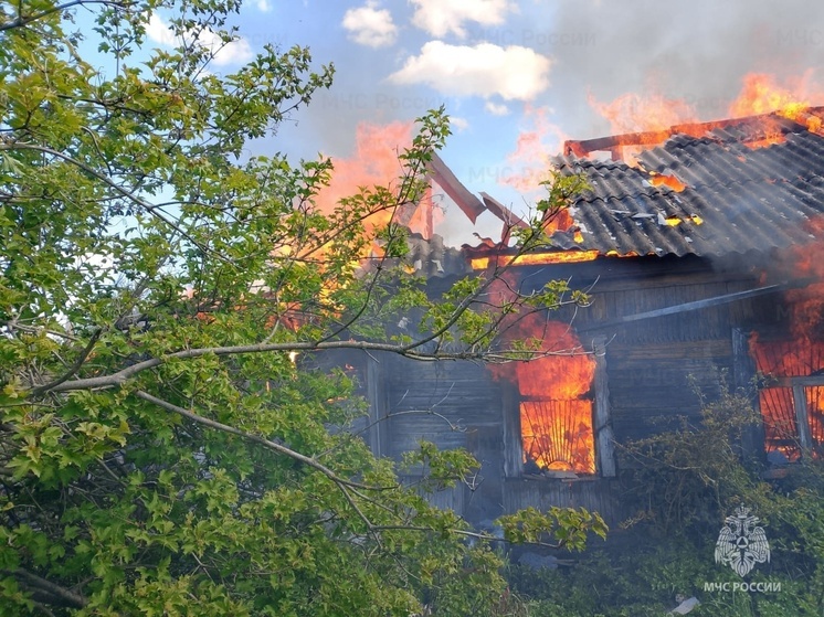 В Козельске на улице Победы сгорел дом