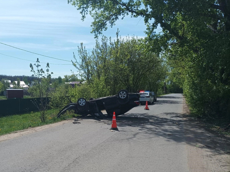 В Орле «Фольксваген Поло» врезался в дерево и перевернулся