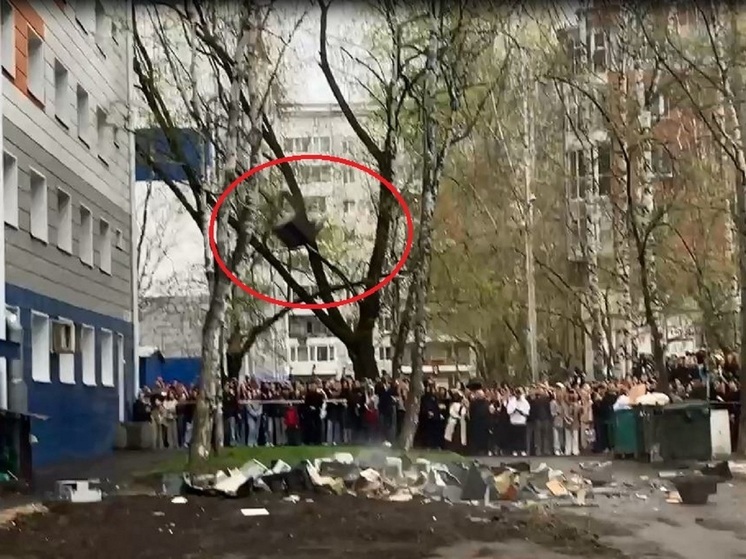 «Кидай еще!»: студенты выбросили старую технику из окна общежития в Томске в честь Дня радио