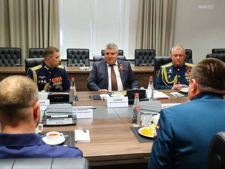 Александр Дронов встретился с командирами воинских частей