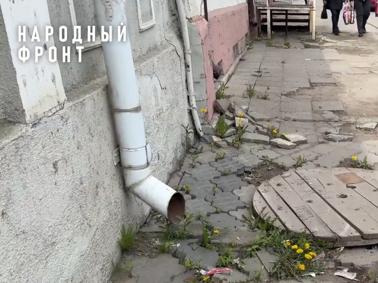 В Орле тротуары на улице Гагарина требуют срочного ремонта