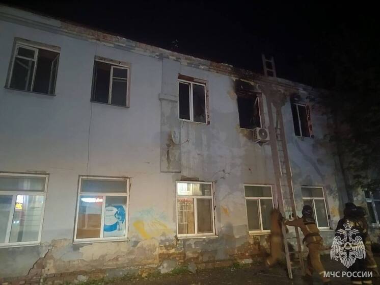 В Оренбурге из горящей квартиры спасены два человека