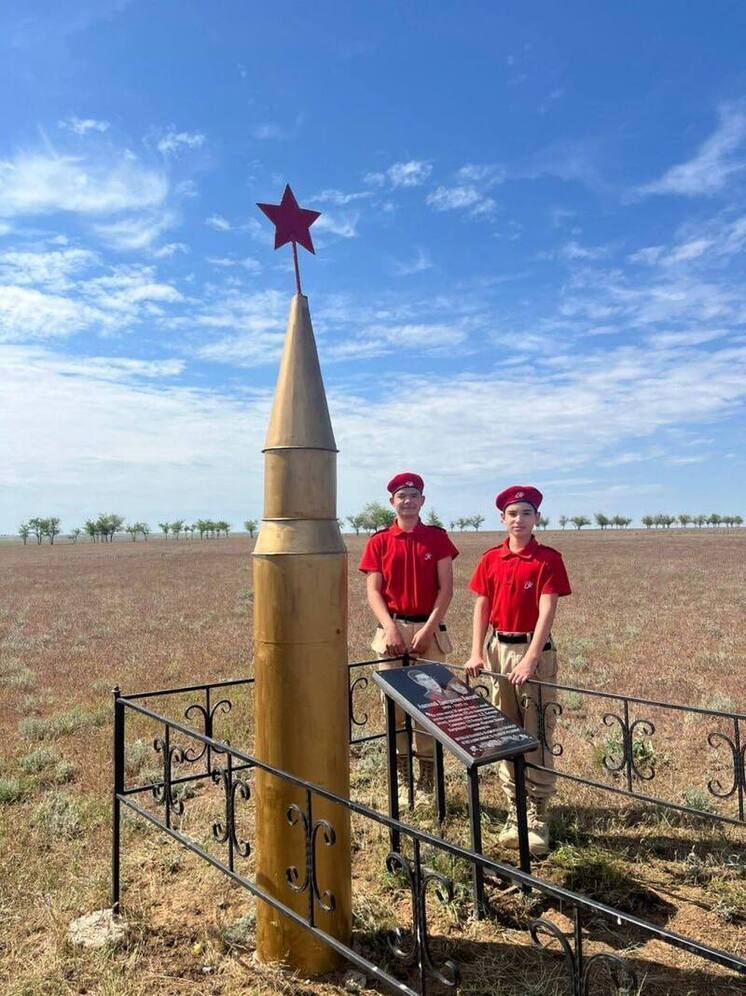 Школьники Калмыкии благоустроили обелиск летчика