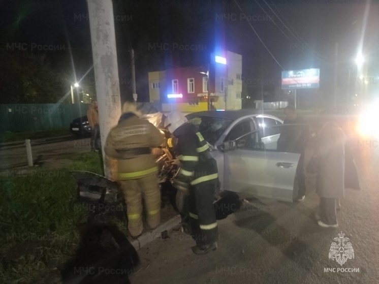 В Ярославле иномарка врезалась в столб