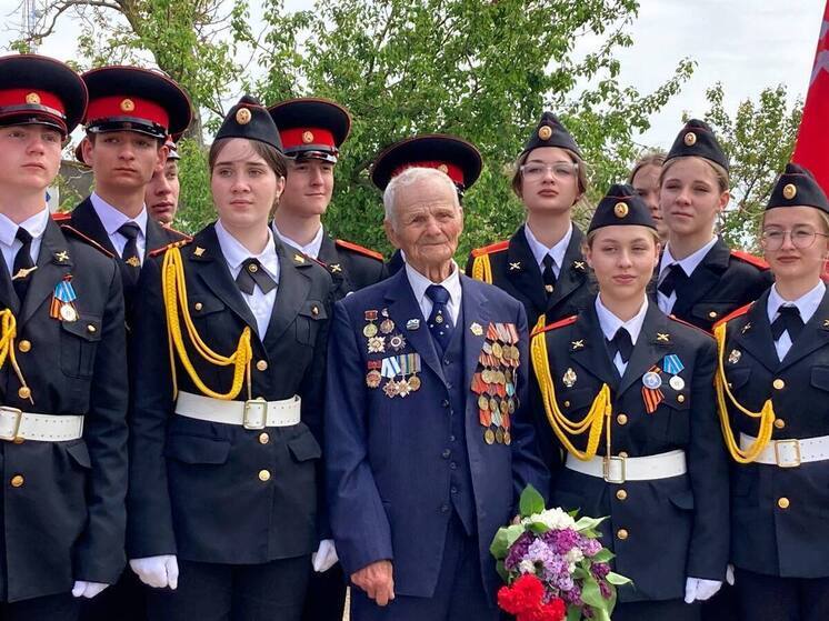 В Новотроицком округе Херсонской области прошел целый парад для проживающего в селе Сивашское ветерана Великой Отечественной войны