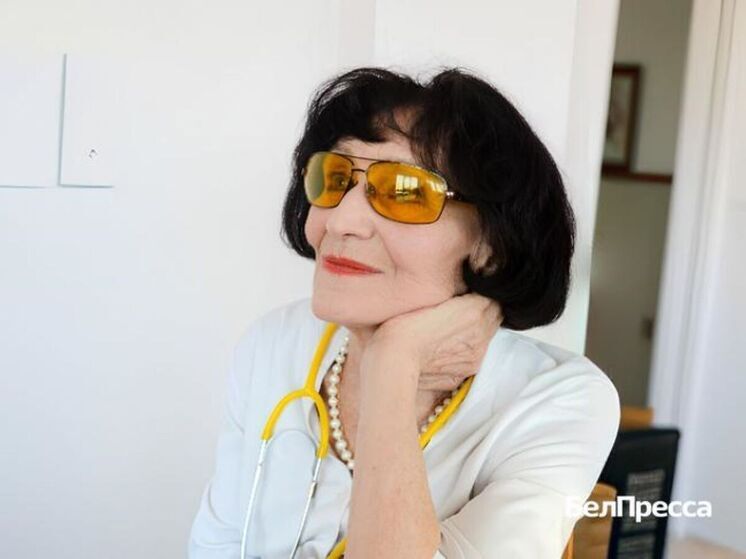 Женщина работает нефрологом педиатрического отделения областной детской клинической больницы
Нефрологу педиатрического отделения Белгородской областной детской клинической больницы Нине Саратовкиной 82 года