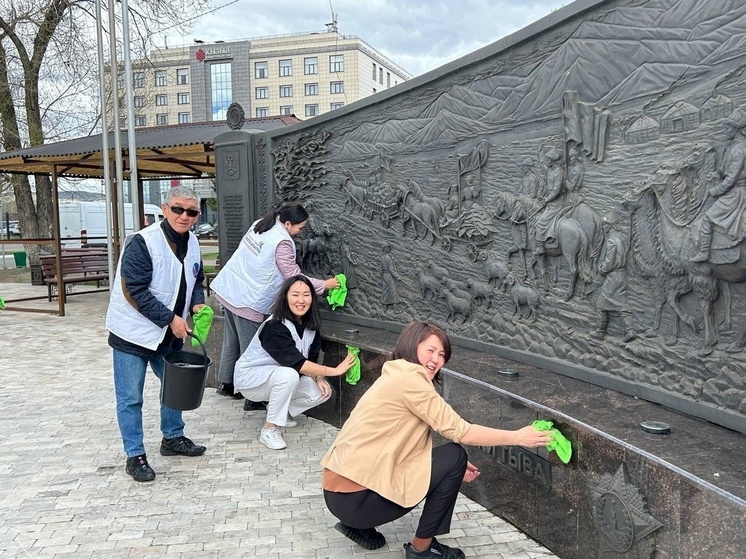 В столице Тувы провели уборку мемориала «Кызыл коъш» - "Красный обоз"