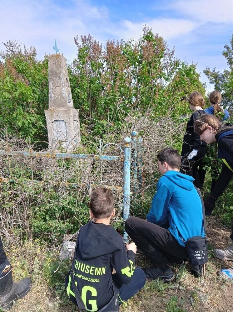 Школьники села Тавричанка провели уборку на могилах ветеранов
