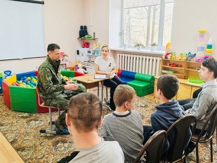 участник СВО встретился с воспитанниками центра соцреабилитации в Пудоже