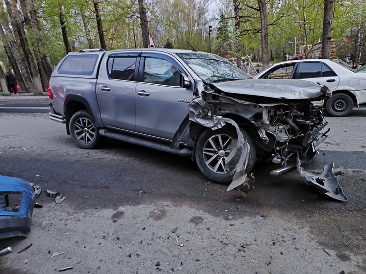 Водителя и ребенка в Томске увезли в больницу после массового ДТП