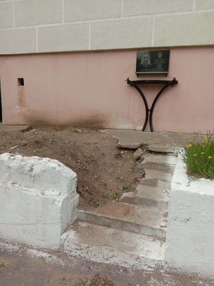 Территория у мемориальной доски ветерану в Жигулёвске требует благоустройства