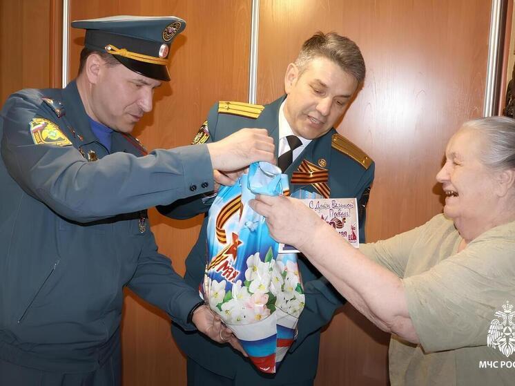 Томские пожарные поздравили ветеранов с Днем Победы