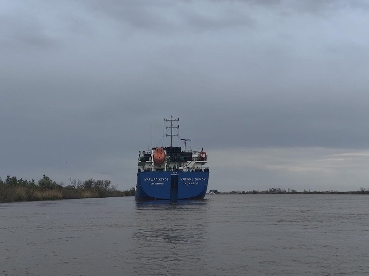 Астраханские спасатели эвакуировали больного моряка с танкера «Маршал Жуков»